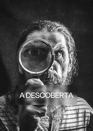 Fotografia em preto e branco de um homem observando através de uma lupa